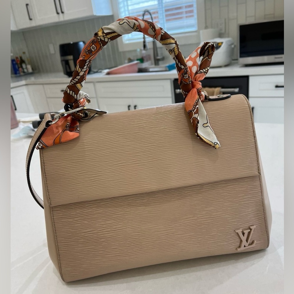 Louis Vuitton Cluny mm EPI Leather Shoulder Bag